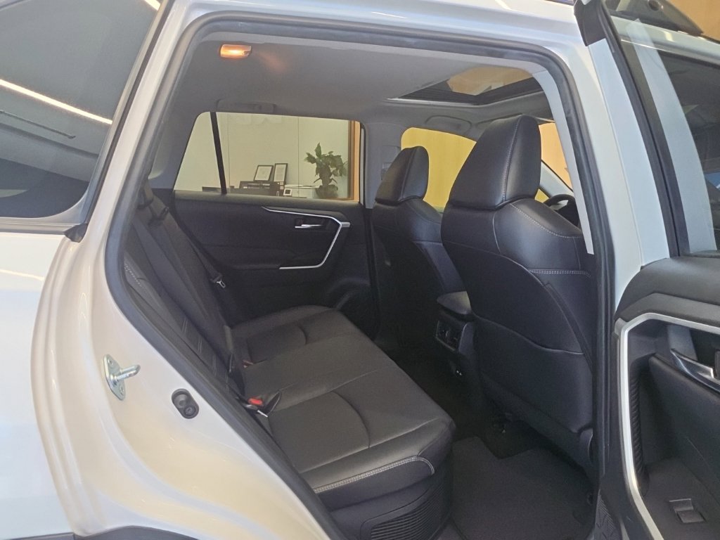 Used 2021 Toyota RAV4 XLE Premium AWD/4WD image 45