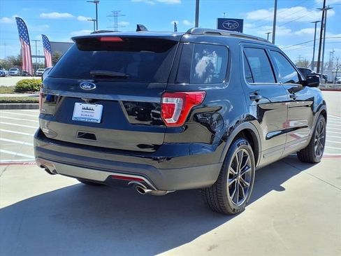 Used 2017 Ford Explorer XLT w/ Equipment Group 202A image 4