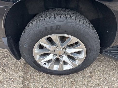 Used 2021 Chevrolet Suburban Premier w/ Premium Package image 20