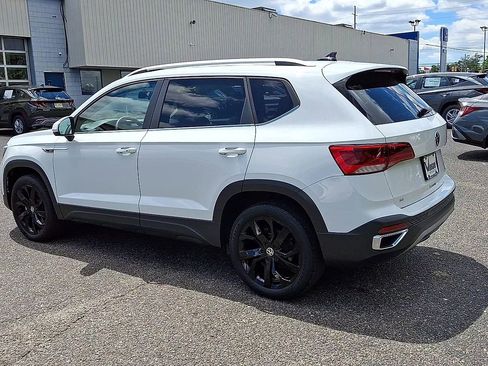 Used 2022 Volkswagen Taos SE w/ Panoramic Sunroof Package FWD image 6