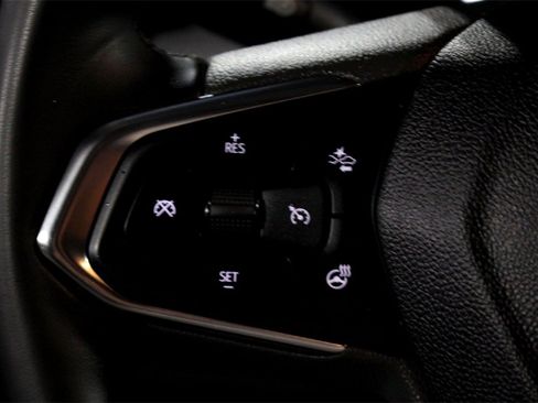 Used 2025 Chevrolet Trax LT w/ LT Convenience Package image 12