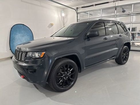 Used 2017 Jeep Grand Cherokee Altitude AWD/4WD image 4