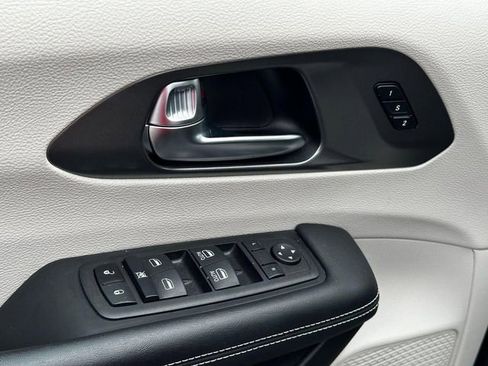 Used 2023 Chrysler Pacifica Touring-L AWD/4WD image 13