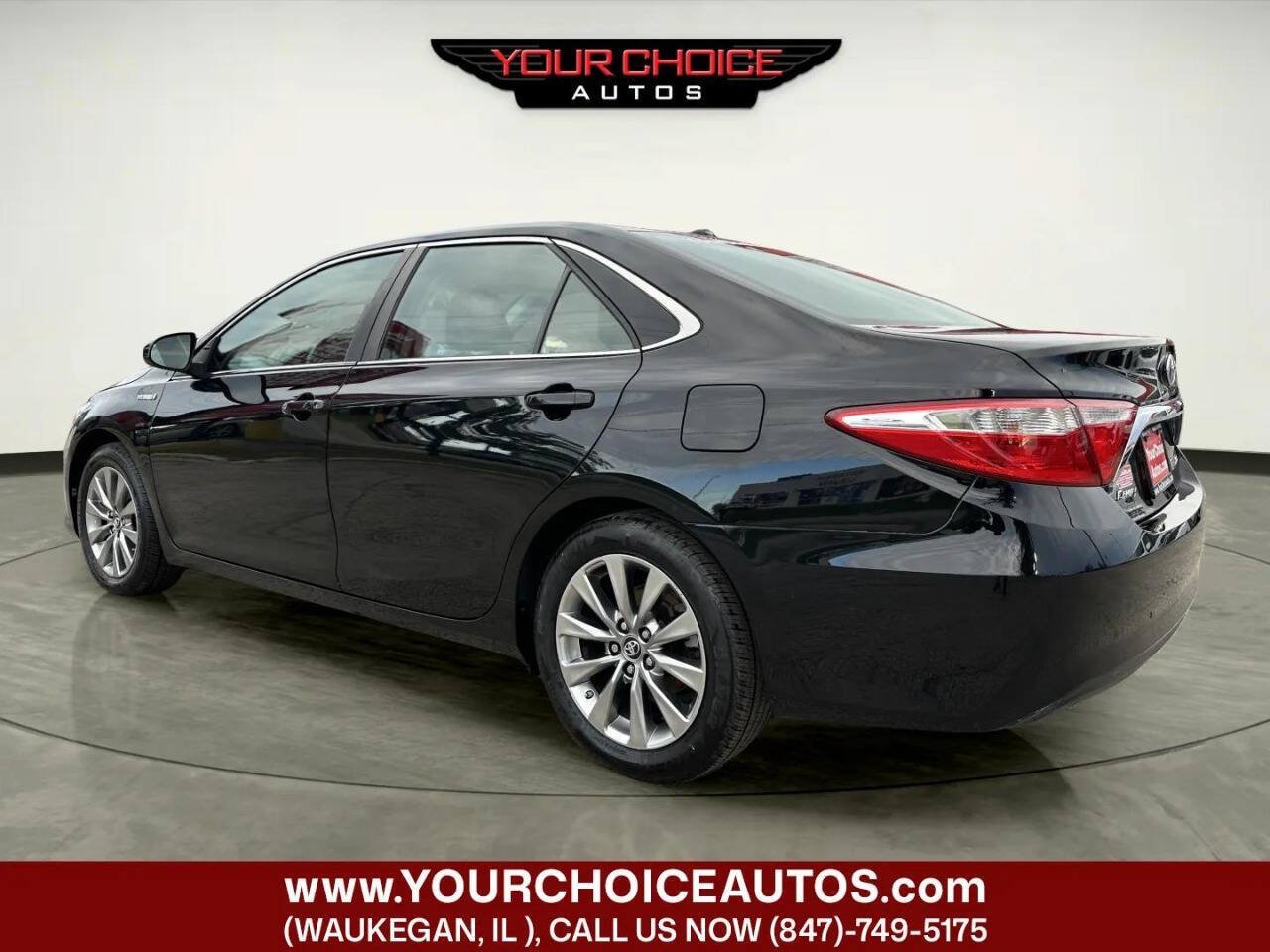 Used 2017 Toyota Camry XLE w/ Moonroof Package FWD image 3