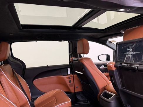 New 2026 Chrysler Pacifica Pinnacle w/ Trailer Tow Group image 11