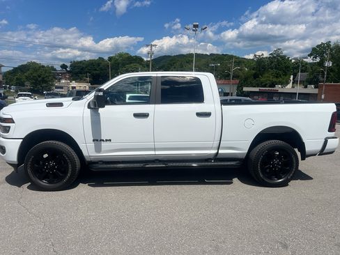 Used 2025 RAM 2500 Big Horn AWD/4WD image 1