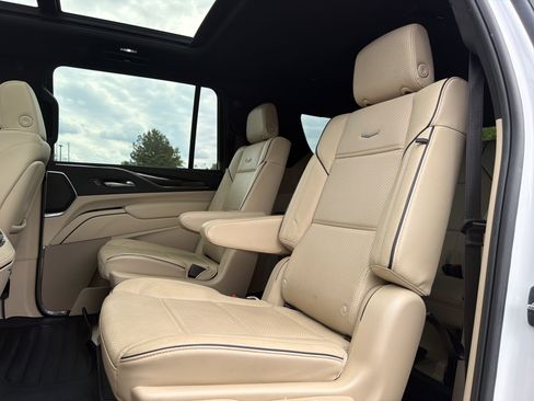 Used 2023 Cadillac Escalade ESV Premium Luxury AWD/4WD image 8