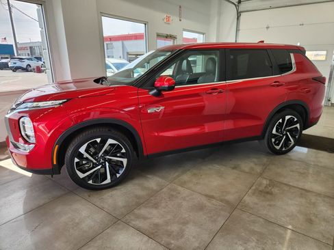 Used 2025 Mitsubishi Outlander SE image 4