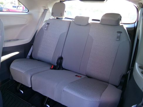 Used 2021 Toyota Sienna LE AWD/4WD image 31