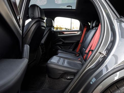 Used 2024 Porsche Cayenne Coupe AWD/4WD image 23