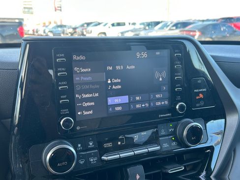 Used 2022 Toyota Highlander L image 12