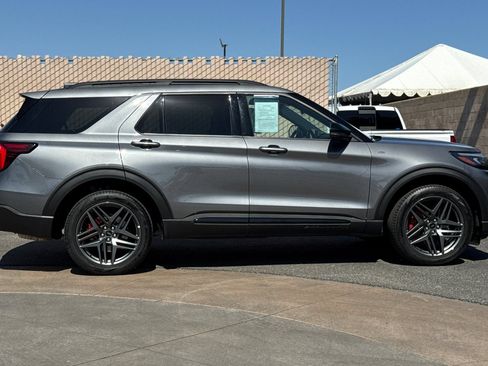 Used 2025 Ford Explorer ST-Line w/ ST-Line Street Pack AWD/4WD image 3