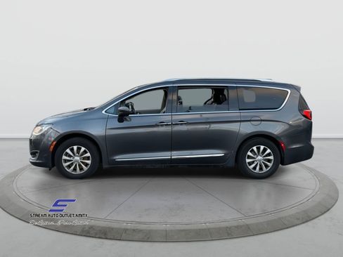 Used 2019 Chrysler Pacifica Touring-L image 6
