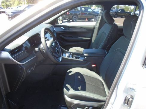 New 2025 Jeep Grand Cherokee L Laredo image 8