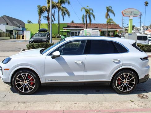 Used 2024 Porsche Cayenne S AWD/4WD image 2