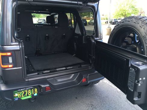Used 2020 Jeep Wrangler Unlimited Sahara w/ Uconnect 4C Nav & Sound Group AWD/4WD image 33