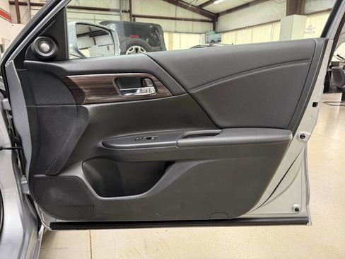Used 2017 Honda Accord EX-L image 16