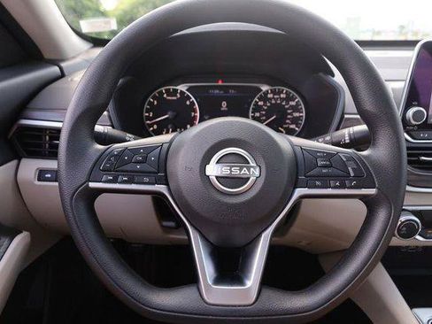 Used 2025 Nissan Altima 2.5 SV FWD image 10