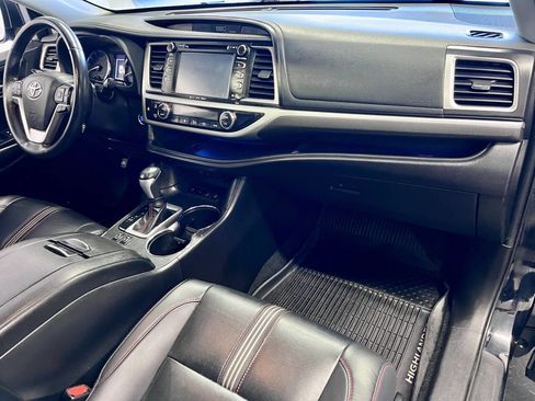 Used 2019 Toyota Highlander SE AWD/4WD image 21