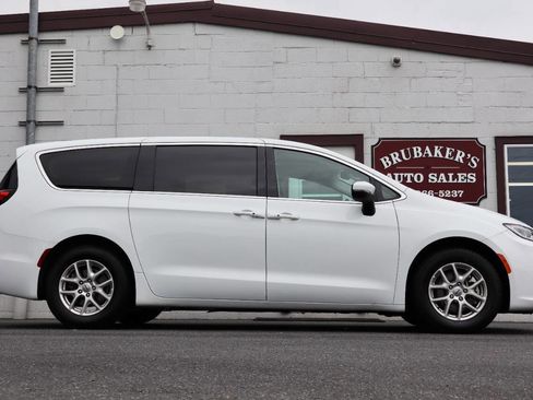 Used 2023 Chrysler Pacifica Touring-L FWD image 9