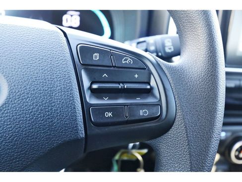 Certified 2025 Hyundai Venue SE image 17