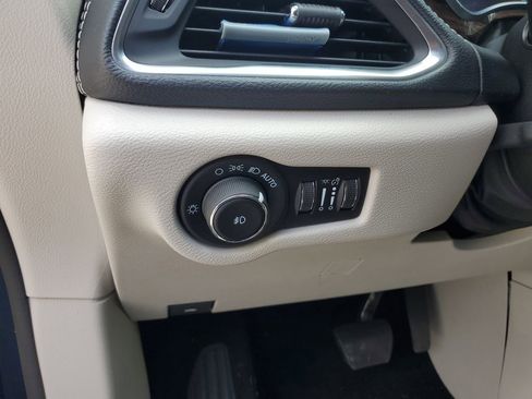 Used 2021 Chrysler Pacifica Limited w/ Uconnect Theater Family Group image 16