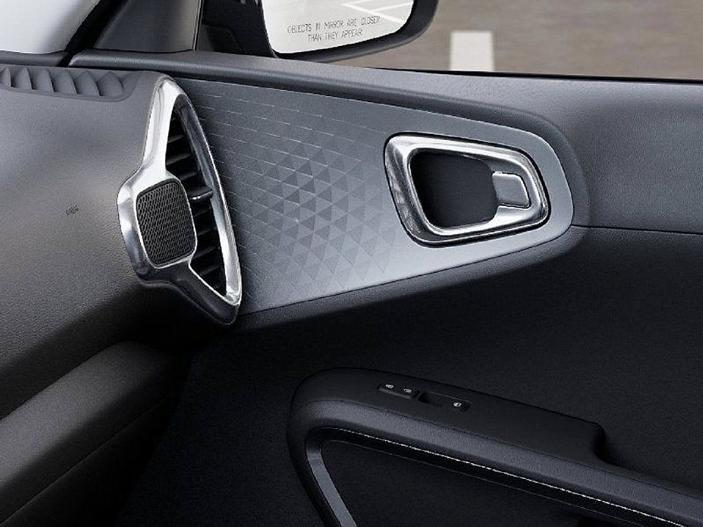 Used 2025 Kia Soul LX w/ LX Technology Package FWD image 25