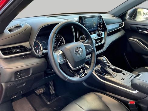 Used 2022 Toyota Highlander XSE FWD image 19
