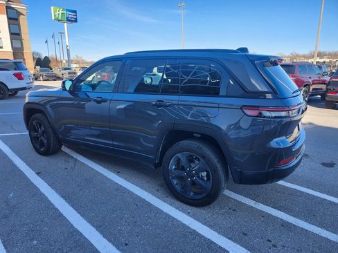 Used 2025 Jeep Grand Cherokee Altitude image 3