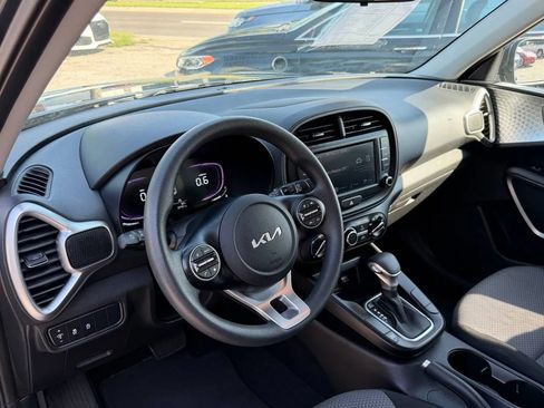 Used 2025 Kia Soul LX w/ LX Technology Package FWD image 12