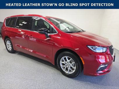 Used 2025 Chrysler Pacifica Select