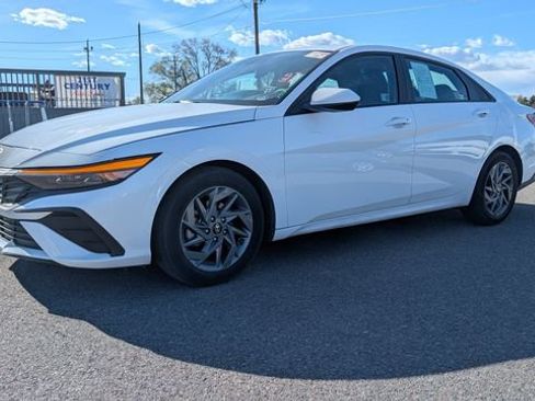 Used 2024 Hyundai Elantra SEL image 1