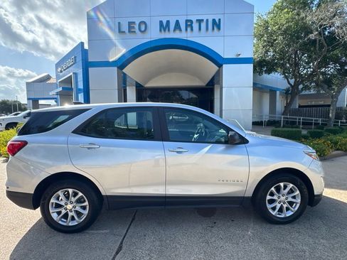 Used 2020 Chevrolet Equinox LS FWD image 2