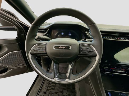 Used 2022 Jeep Grand Cherokee Trailhawk w/ Luxury Tech Group III image 18