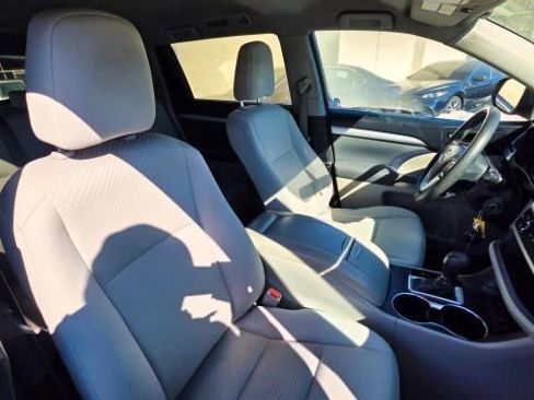 Used 2016 Toyota Highlander LE image 38