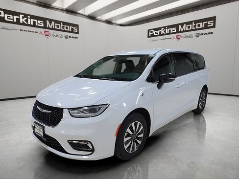 Used 2024 Chrysler Pacifica Limited FWD image 1