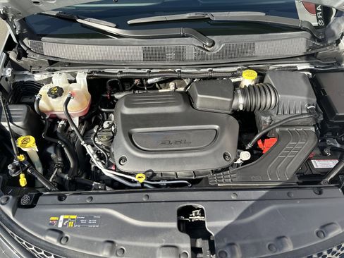 Used 2023 Chrysler Voyager LX image 38