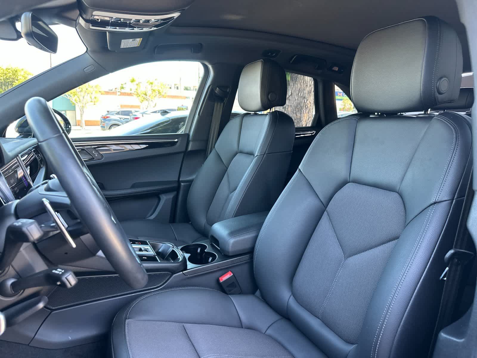 Certified 2025 Porsche Macan AWD/4WD image 5