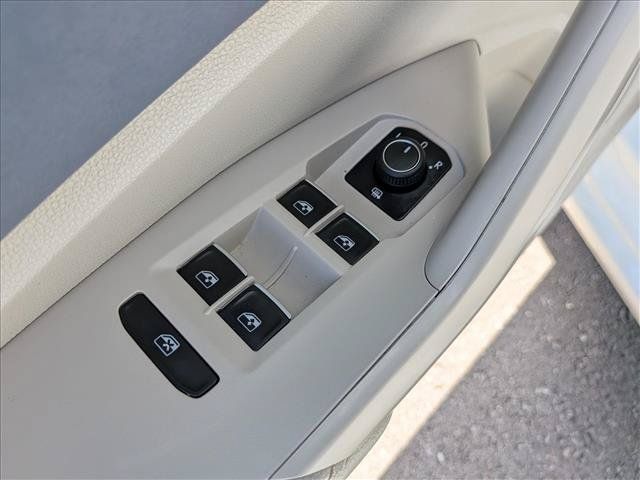 Certified 2025 Volkswagen Jetta SE w/ Sunroof Package FWD image 25