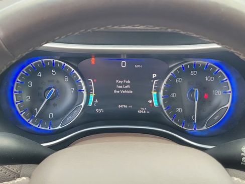Used 2021 Chrysler Pacifica Touring-L FWD image 27