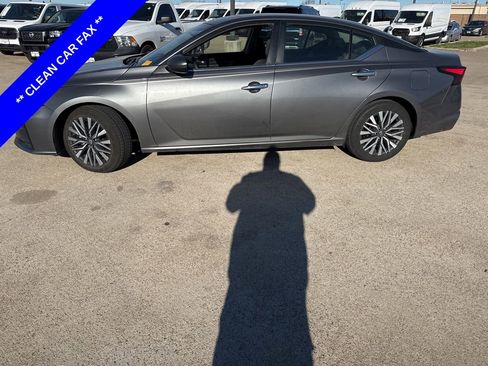 Used 2024 Nissan Altima 2.5 SV image 3