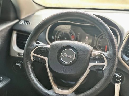 Used 2016 Jeep Cherokee Sport FWD image 15