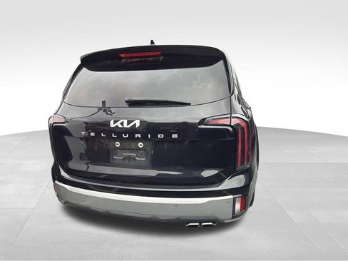 Used 2024 Kia Telluride EX w/ EX Captain's Chair Package FWD image 3
