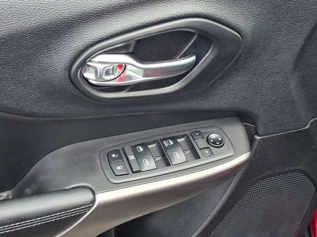Used 2019 Jeep Cherokee Latitude w/ Popular Appearance Group FWD image 22