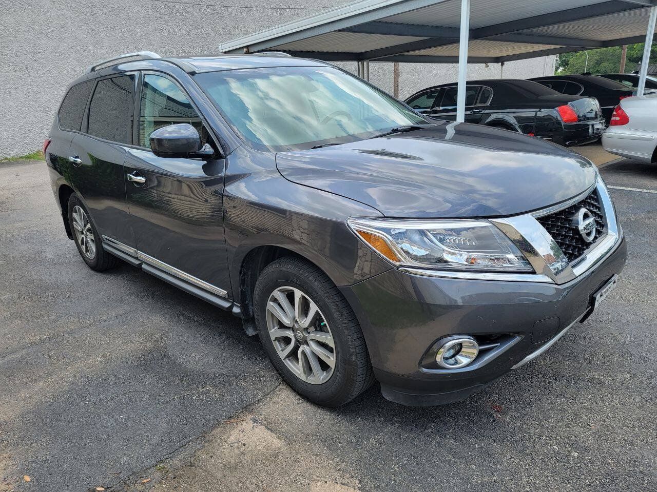 Used 2014 Nissan Pathfinder SL w/ SL Premium Package FWD image 2
