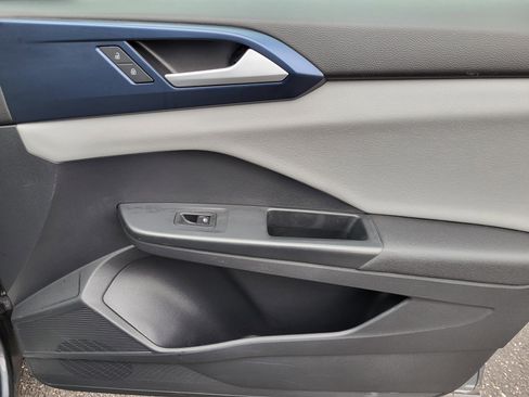 Used 2022 Volkswagen Taos SE w/ Panoramic Sunroof Package image 17