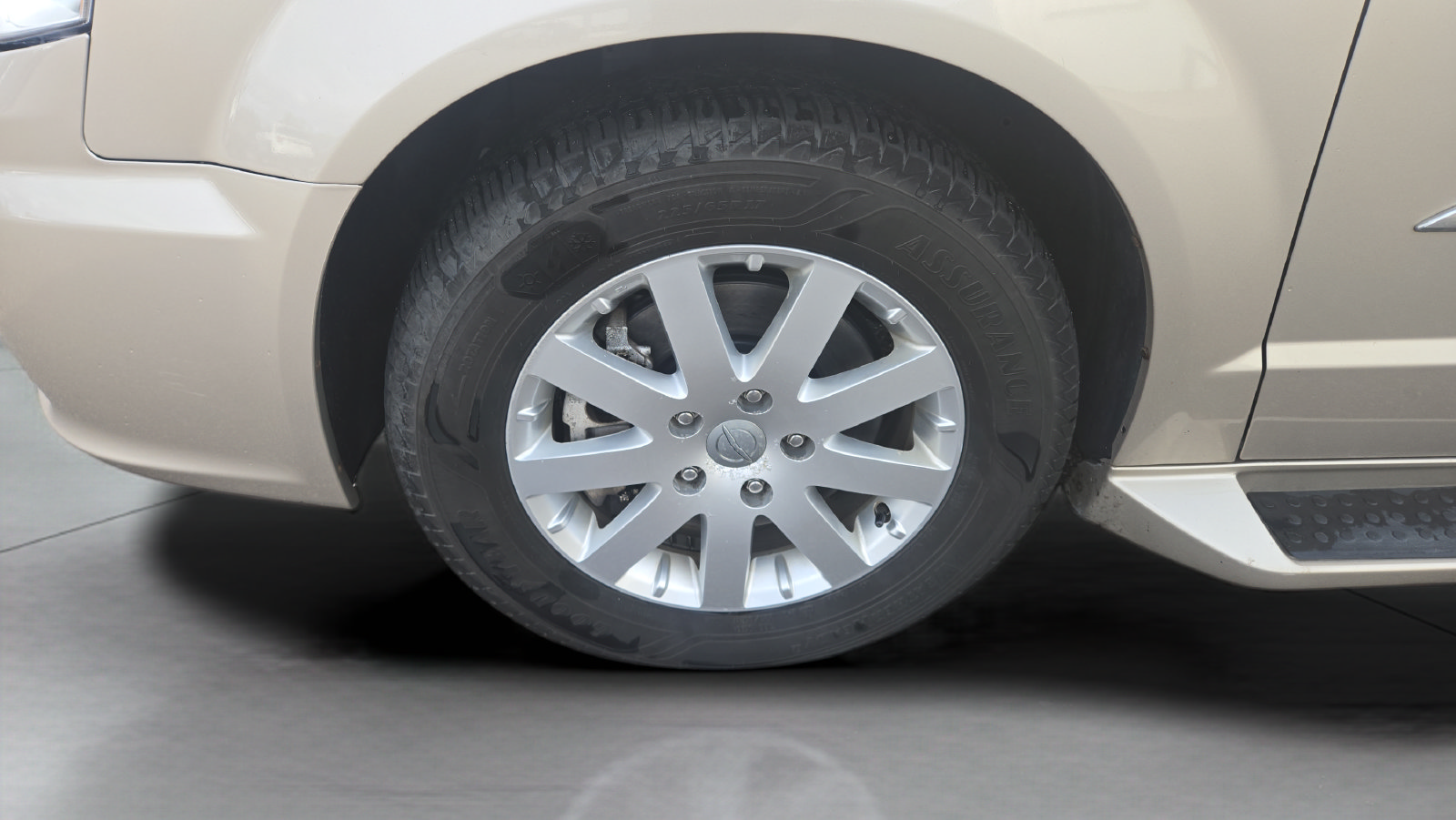 Used 2012 Chrysler Town & Country Touring-L w/ Entertainment Group #2 FWD image 33