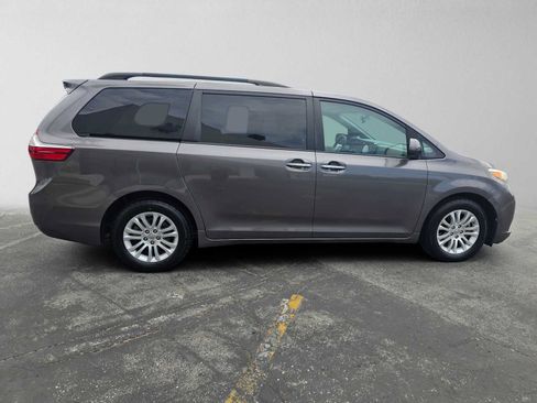 Used 2017 Toyota Sienna XLE w/ XLE Navigation Package FWD image 2