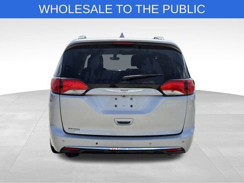 Used 2020 Chrysler Pacifica Touring-L FWD image 25