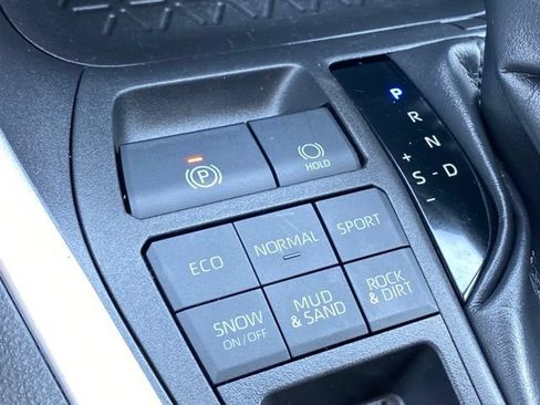 Used 2022 Toyota RAV4 XLE w/ XLE Grade Weather Package AWD/4WD image 18